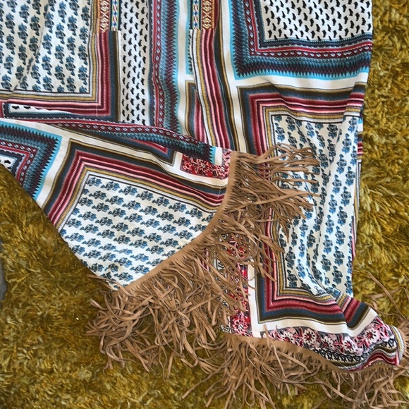 A short sleeves cardigan with fringed bottom. - Picture 3 of 4